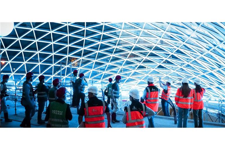Mehr als 720 Glasscheiben überspannen den Eingang.