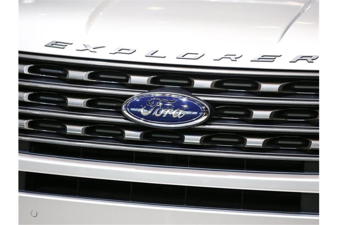 Ford kündigt großen Rückruf wegen Steuerungsproblemen an Mehr als 750.000 Ford-Autos vom Typ Explorer werden weltweit wegen erhöhter Unfallgefahren zurückgerufen. Foto: Kamil Krzaczynski/EPA/dpa/Archivbild
