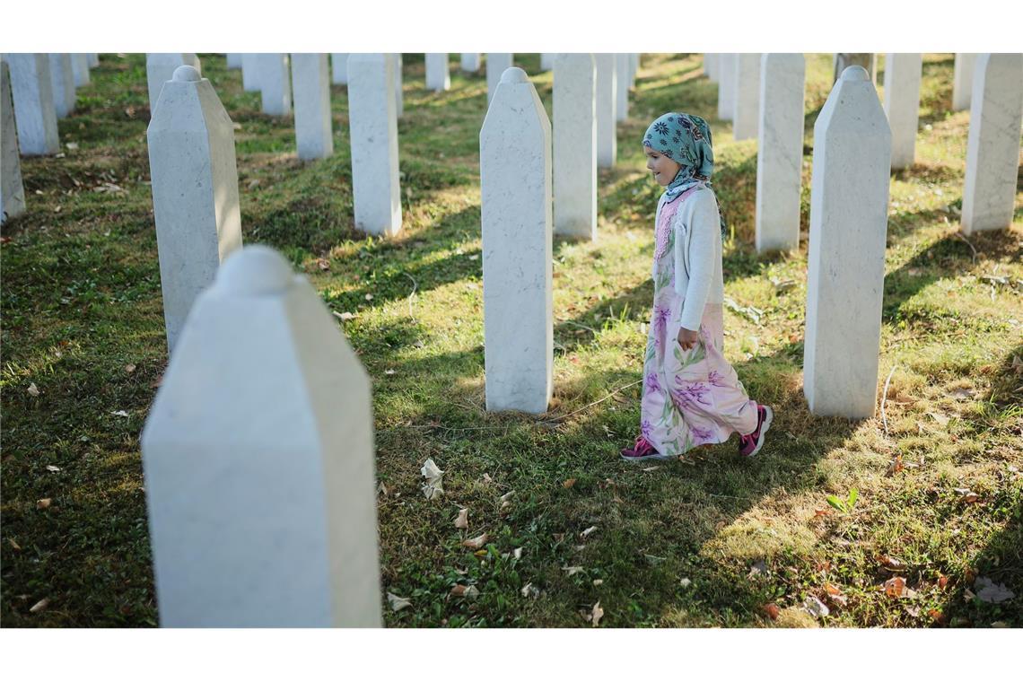 Gedenktag für Opfer von Srebrenica – AfD-Eklat im Bundestag Mehr als 8.000 bosnische Muslime wurden im Raum Srebrenica von bosnisch-serbischen Truppen getötet.