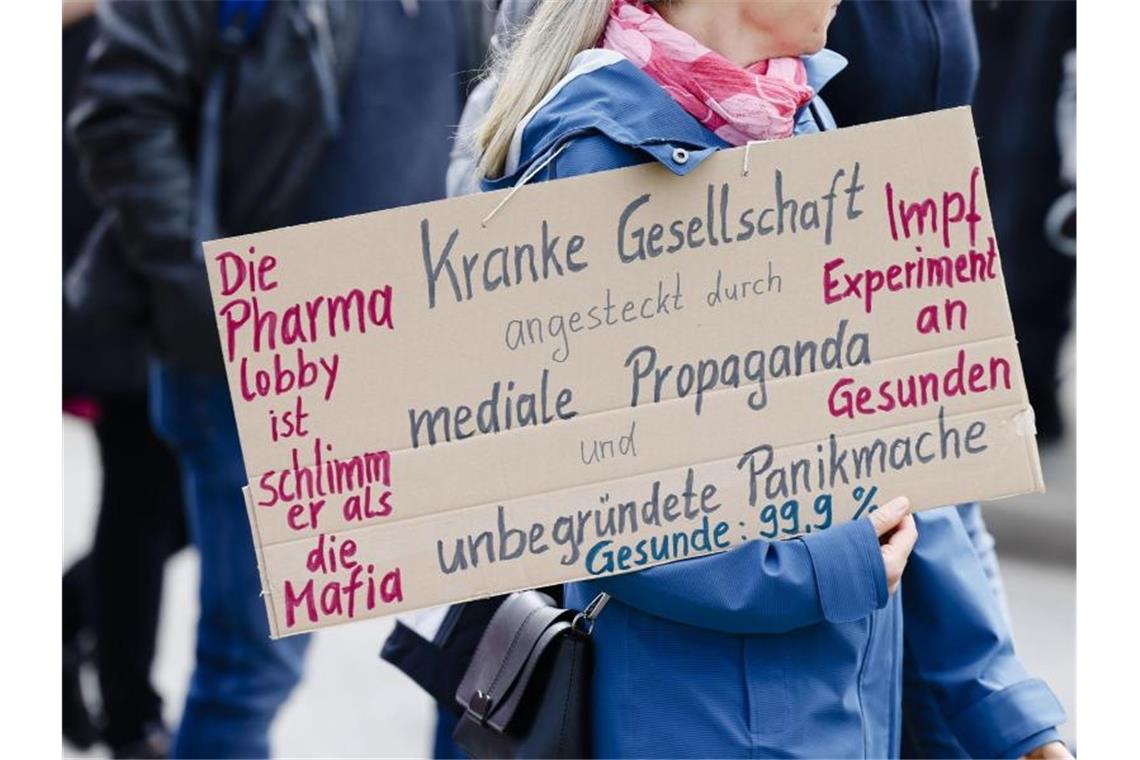 Mehr als 90.000 Menschen sind bisher allein in Deutschland im Zusammenhang mit einer Corona-Infektion gestorben - für echte "Querdenker" kein Grund, an der eigenen Überzeugung zu zweifeln. Foto: Frank Molter/dpa