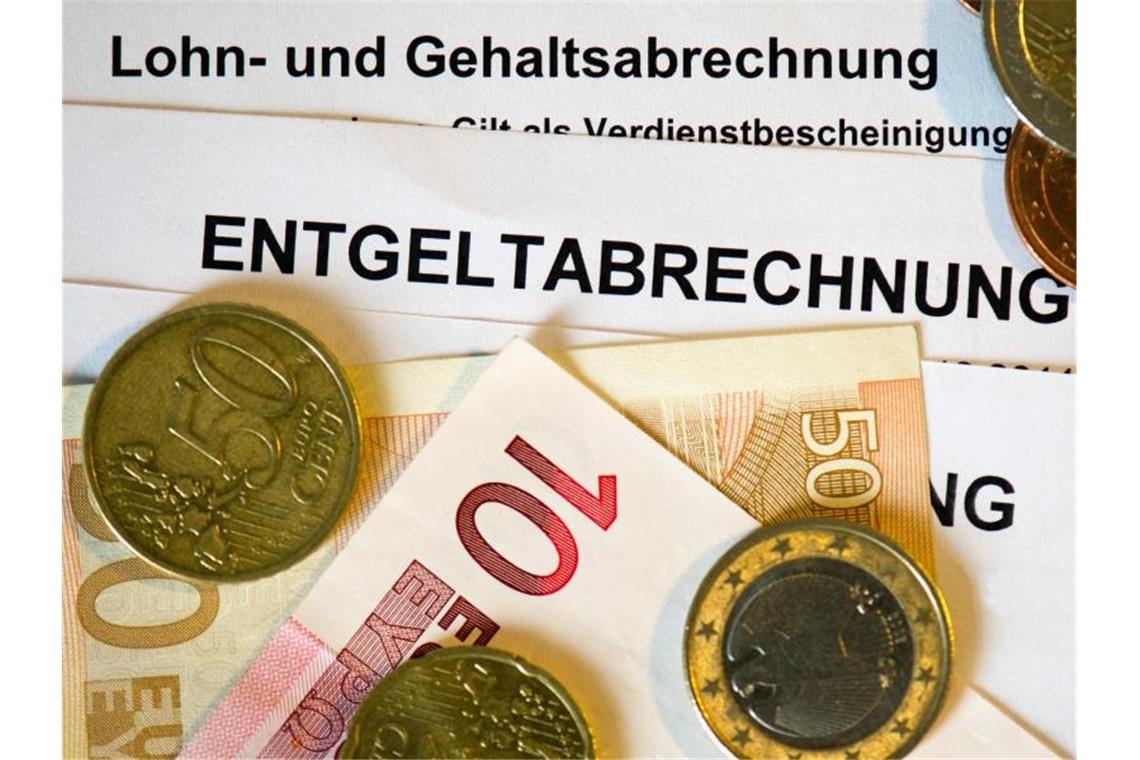 Mehr als die Hälfte der Deutschen hat Angst vor höheren Steuern oder Leistungskürzungen. Foto: Arno Burgi/dpa-Zentralbild/dpa