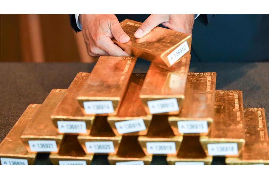 Mehr als ein Drittel der deutschen Goldreserven lagert in den USA. Die Bundesbank verweist darauf, dass sie die Bestände regelmäßig prüft. Hunderte Barren holte sie in den Jahren 2013 bis 2017 nach Deutschland. (Archivbild)