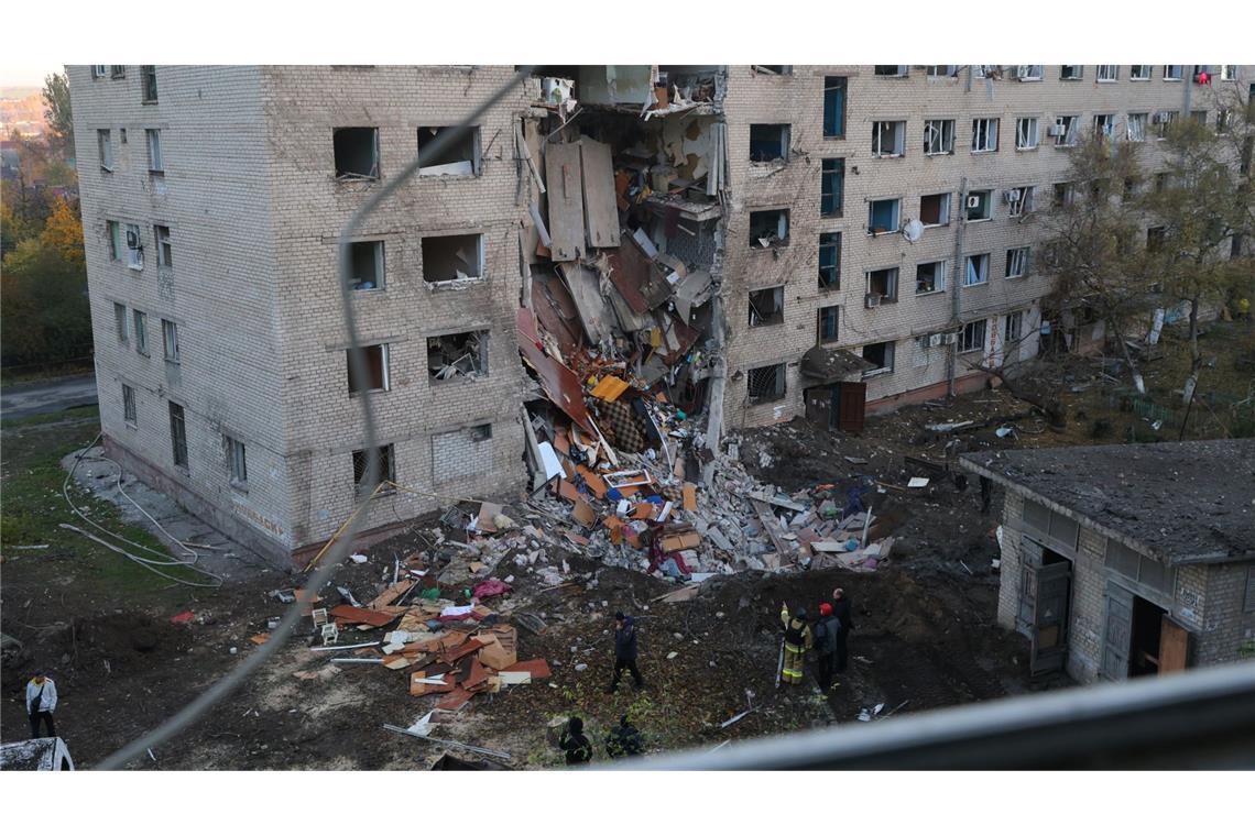 700 Drohnen und Raketen - schwerer russischer Luftangriff Mehr als ein Dutzend Menschen sind bei dem neuen russischen Angriff in Saporischschja verletzt worden.