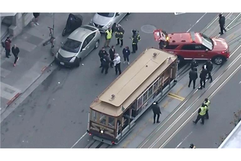 Mehr als ein Dutzend Menschen werden bei dem abrupten Halt verletzt.