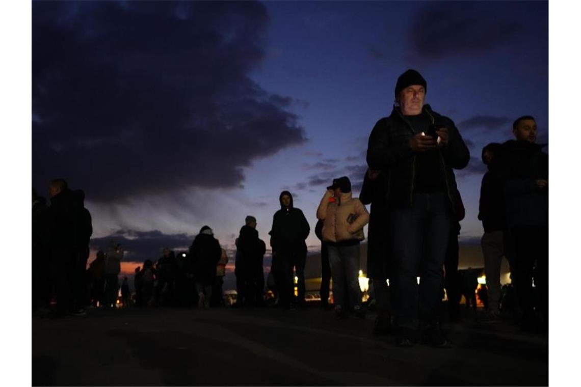Polnischer Grenzschutz weist Rassismus-Vorwürfe zurück Mehr als eine halbe Million Menschen sind bisher aus der Ukraine geflohen. (Bild von der polnischen Grenze). Foto: Petr David Josek/AP/dpa