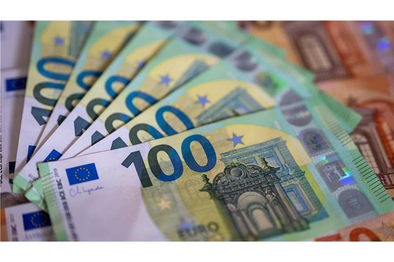 Mehr als eine Million Euro in bar hatte ein Autofahrer in Schwaben im Wagen. (Symbolbild) 