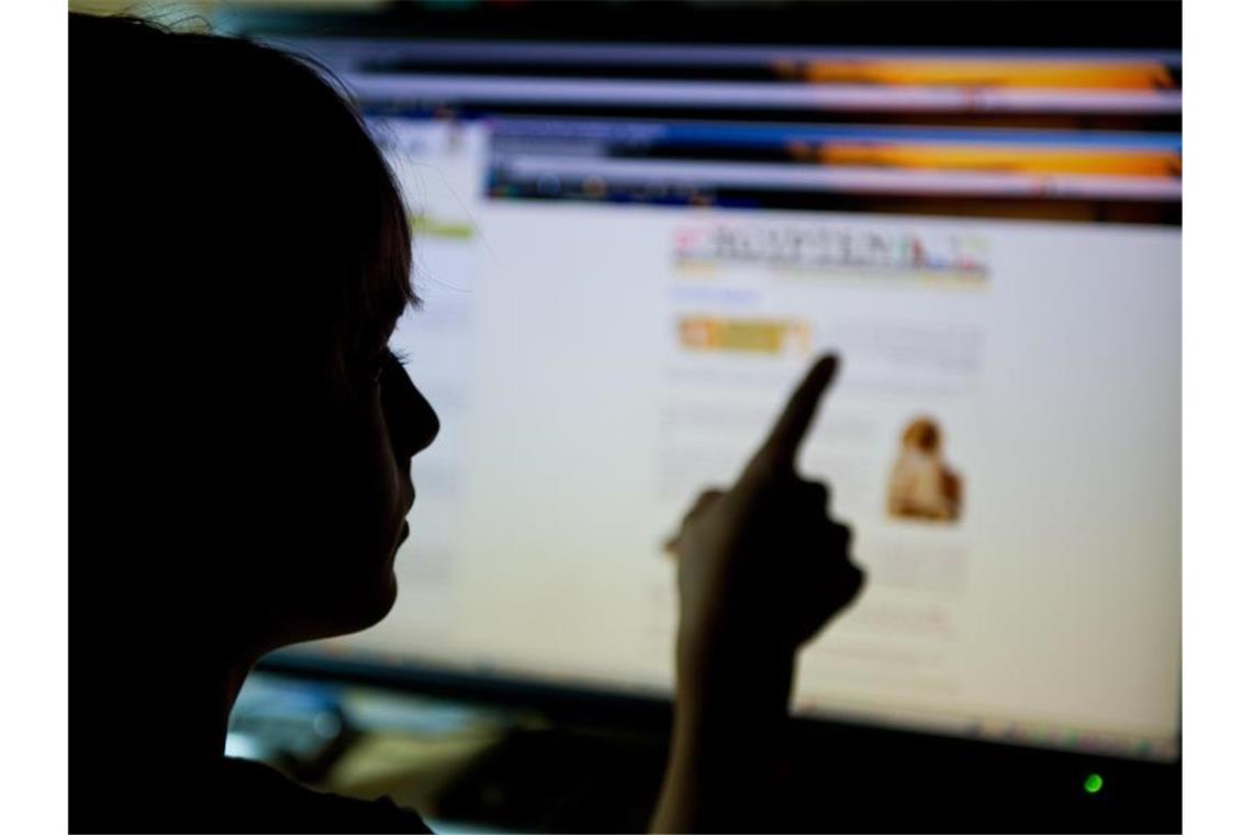 Jugendliche sehen sexuelle Inhalte am häufigsten online Mehr als jeder Zweite der 12- bis 17-Jährigen in Deutschland hat in den vergangenen zwölf Monaten sexuelle Inhalte oder Darstellungen gesehen - meist im Internet. Foto: Patrick Pleul