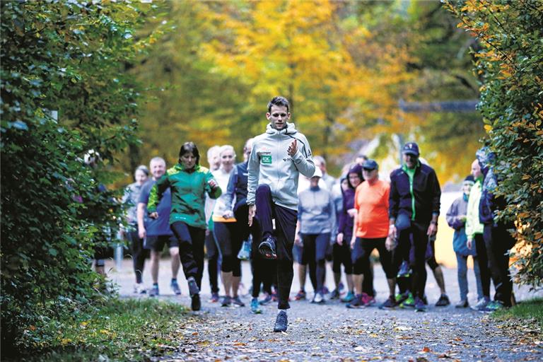 Mehr als nur ein Aufwärmprogramm: Die Koordinationsübungen schulen laut Marcel Fehr die Lauftechnik und die Laufökonomie.Foto: A. Becher