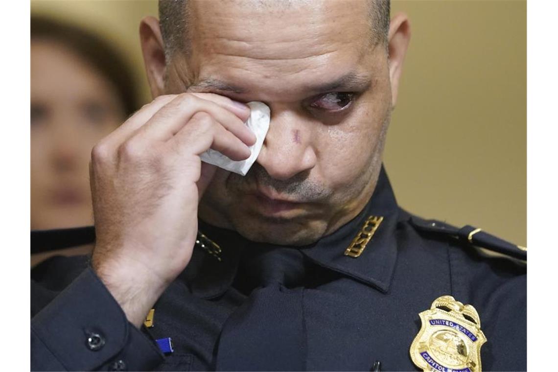 Polizisten schildern Brutalität bei Sturm auf US-Kapitol „Mehr als sechs Monate später versuche ich immer noch, mich von meinen Verletzungen zu erholen“: Kapitol-Polizist Aquilino Gonell. Foto: Andrew Harnik/AP Pool/dpa