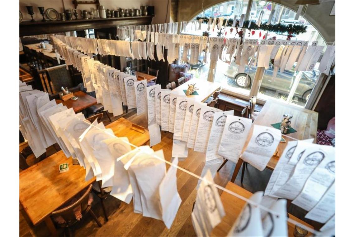 Belege als Deko: Gaststätte protestiert gegen Bonpflicht Mehr als tausend Quittungen als dekorativer Protest im Karlsruher Restaurant „Gasthaus Gutenberg“. Foto: Christoph Schmidt/dpa