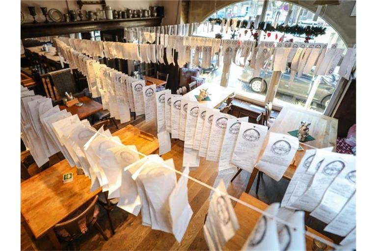 Mehr als tausend Quittungen als dekorativer Protest im Karlsruher Restaurant „Gasthaus Gutenberg“. Foto: Christoph Schmidt/dpa
