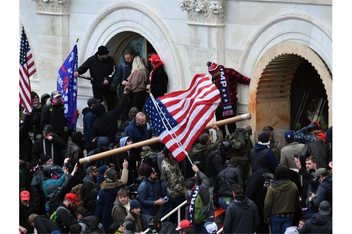 US-Kongress stimmt für Aufklärungsgremium zu Kapitol-Attacke Mehr als vier Monate nach der Erstürmung des US-Kapitols beschließt das Repräsentantenhaus die Einsetzung einer Untersuchungskommission zu dem Angriff. Foto: Essdras M. Suarez/Zuma Press/dpa