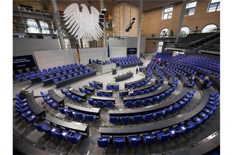 Mehr als zwei Drittel der Deutschen halten den Bundestag mit seinen jetzt schon 709 Mitgliedern für zu groß. Foto: Fabian Sommer/dpa