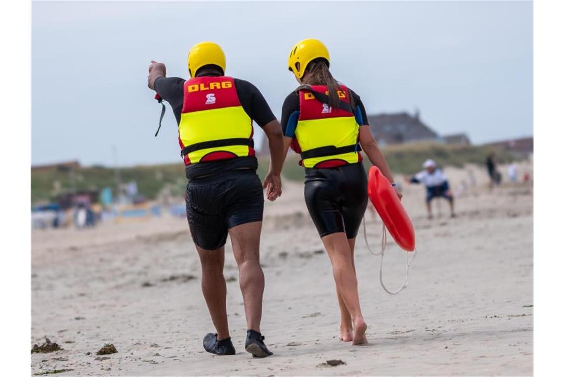 Mehr Badetote als in den vergangenen Jahren befürchtet die DLRG für diesen Sommer. Foto: Mohssen Assanimoghaddam/dpa