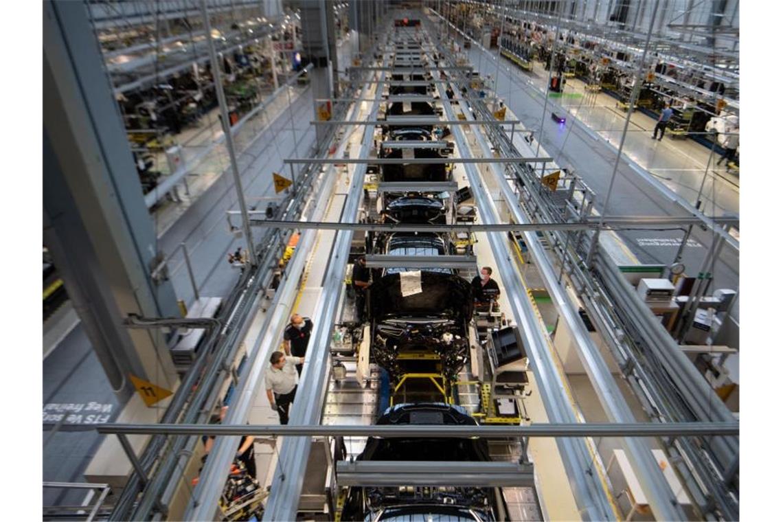 Tiefe Corona-Spuren im Autojahr 2020 Mehr E-Autos, weniger Verbrenner: In der Summe ringt die deutsche Autobranche weiterhin mit einer drastischen Absatzkrise. Foto: Marijan Murat/dpa