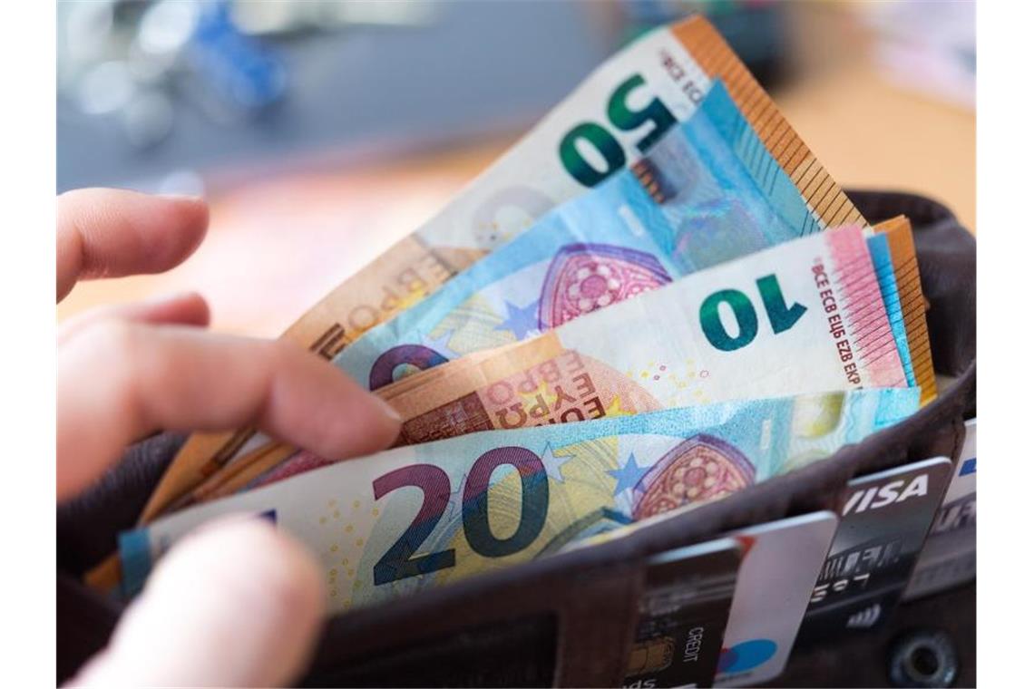Mehr Kaufkraft in Deutschland Mehr Geld in der Tasche bedeutet mehr Kaufkraft. Der Privatkonsum ist und bleibt eine wichtige Stütze der deutschen Konjunktur. Foto: Monika Skolimowska
