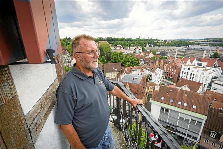 Mehr Grün als gedacht: Beim Blick vom Turm freut sich Albert Dietz über die Bäume in der Stadt. Fotos: Alexander Becher