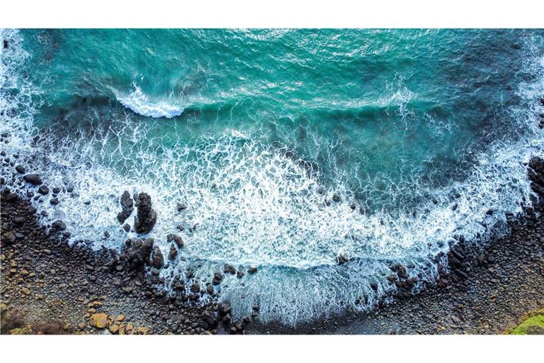 Mehr Phytoplankton bedeutet grüneres Wasser, weniger Phytoplankton blaueres Nass.