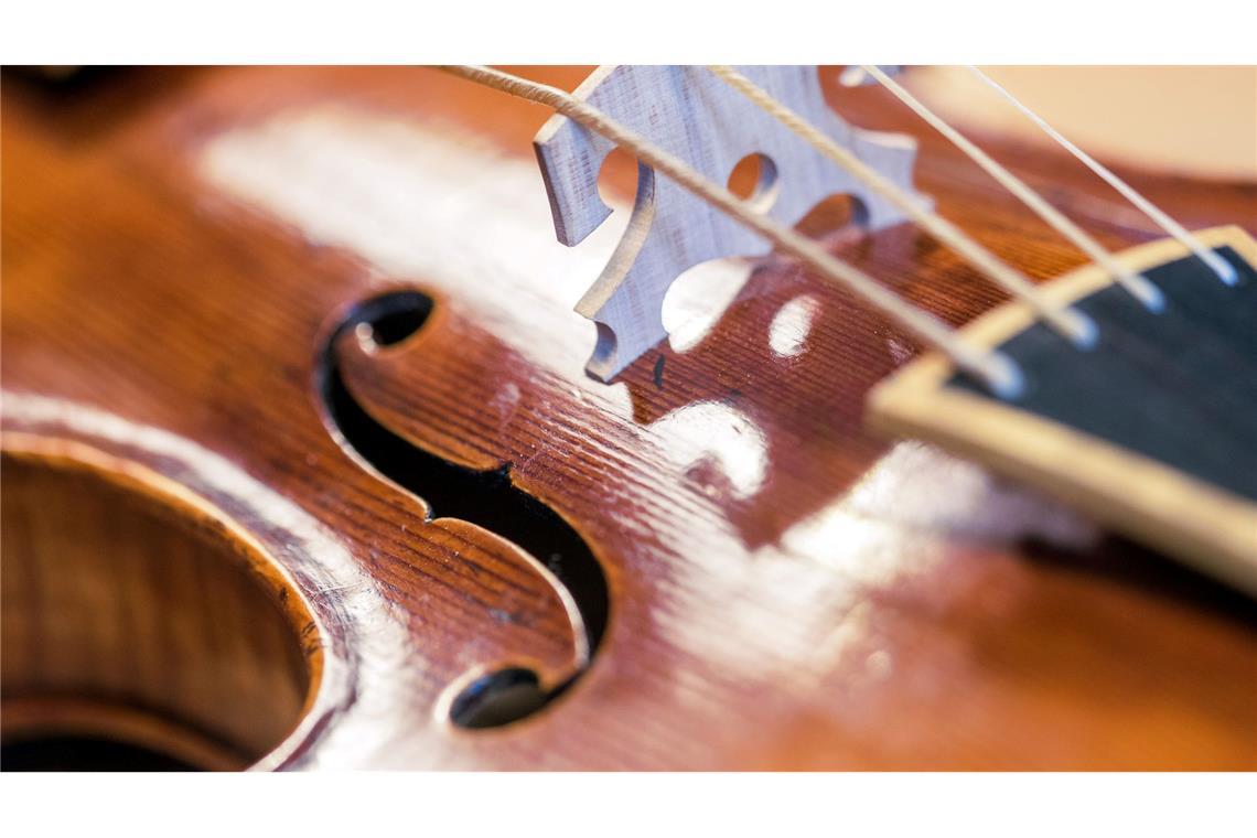 Mehr Platz für Musik: Lufthansa erlaubt ab März Musikinstrumente mit einem Summenmaß von maximal 125 Zentimetern in der Kabine. (Symbolbild)