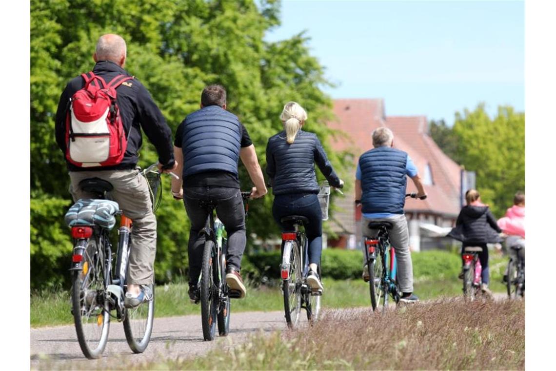 Mehr Rad, mehr zu Fuß: Die Corona-Pandemie hat einer neuen Studie zufolge das Bewegungsverhalten vieler Deutscher verändert. Foto: Bernd Wüstneck/dpa-Zentralbild/dpa