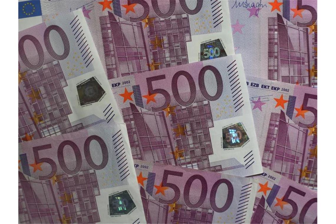 Mehrere 500-Euro-Scheine liegen auf einem Tisch. Foto: Karl-Josef Hildenbrand/dpa/Archivbild