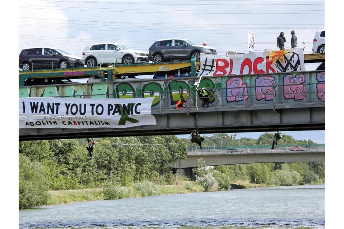 Mehrere Aktivisten haben in Wolfsburg einen Zug gestoppt und Transparente ausgerollt. Foto: Bodo Marks