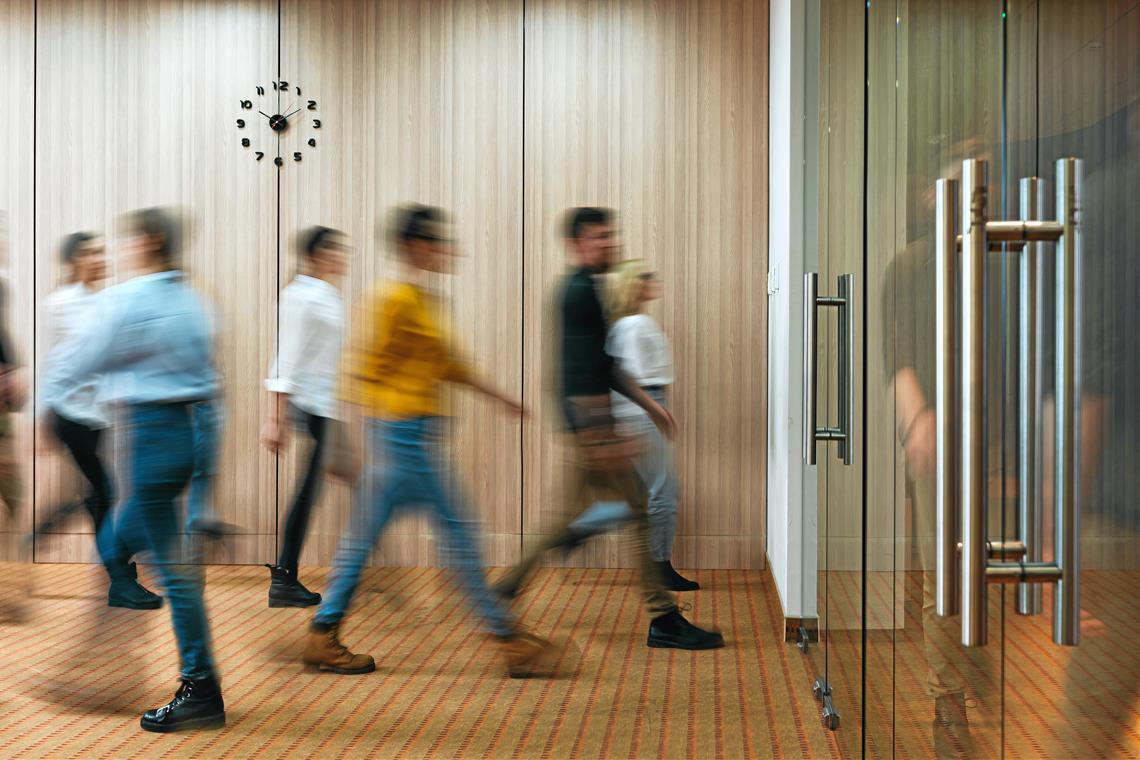 Der Fotowettbewerb BK-Zoom startet heute Mehrere Angestellte eilen durch ein Bürogebäude: Die Kategorie „Menschen in Aktion“ kann großzügig interpretiert und kreativ umgesetzt werden. Symbolfoto: Adobe Stock/leonidkos