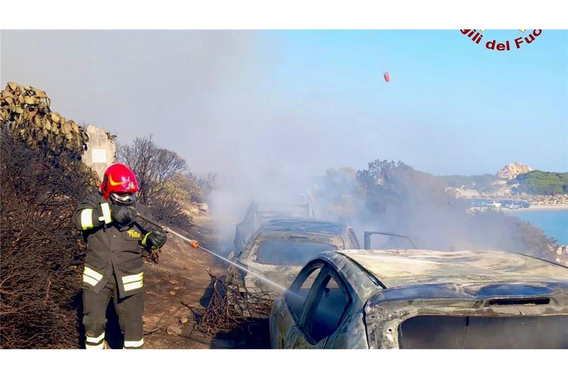 Brand auf Sardinien: Badegäste fliehen vor Feuer Mehrere Autos brannten am Küstenabschnitt Punta Molentis.