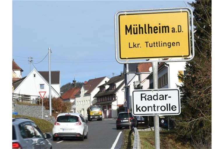 Mehrere Autos fahren am Ortsschild der Stadt Mühlheim an der Donau vorbei. Foto: Felix Kästle/dpa/Aktuell