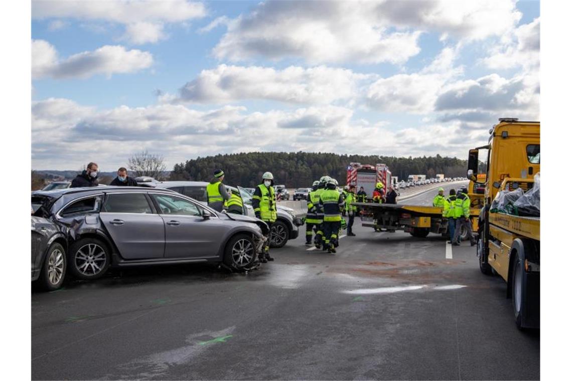 Mehrere Massenkarambolagen auf bayerischen Autobahnen Mehrere Autos stehen an einer Unfallstelle auf der A9. Foto: ---/vifogra/dpa