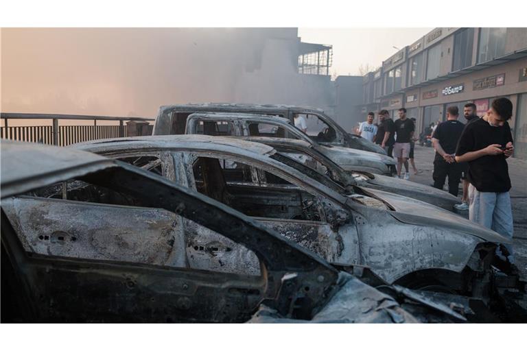Mehrere Autos verbrannten in den Feuern.