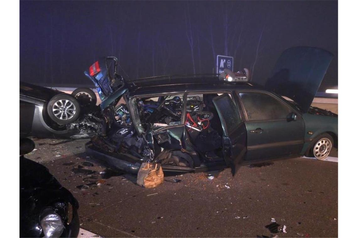 Zwei Autos überschlagen sich auf Autobahn 5: 4 Verletzte Mehrere beschädigte Autos stehen an einer Unfallstelle auf der Autobahn 5 bei Hemsbach. Foto: Alexander Keutz/dpa