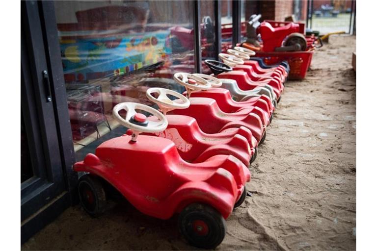 Mehrere Bobbycars stehen auf dem Spielplatz eines Kindergartens. Foto: Christian Charisius/dpa/Symbolbild