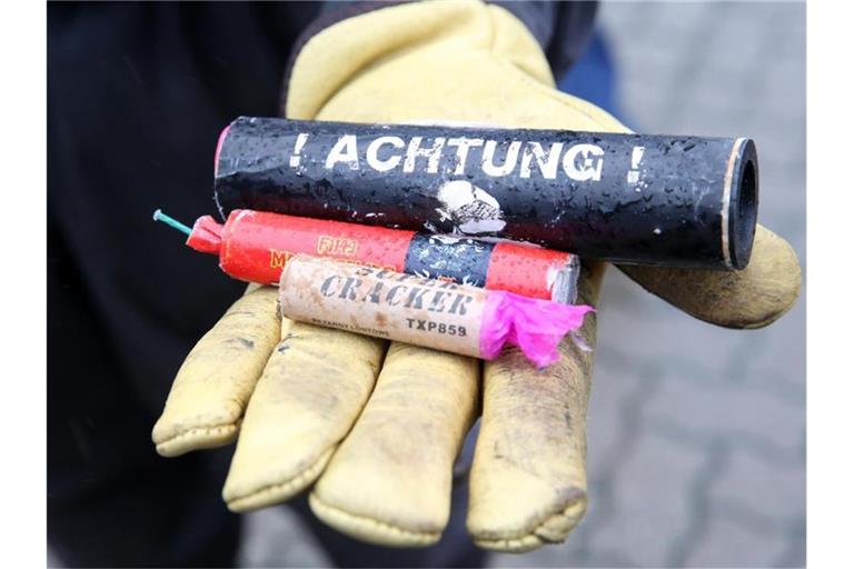 Mehrere Böller liegen in einer Hand. Foto: Bodo Marks/dpa/Archiv