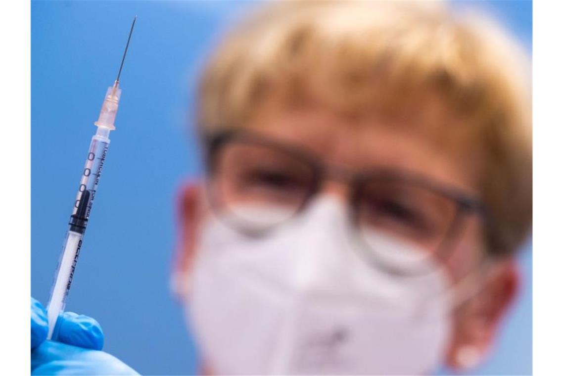 Mehrere Bundesländer ziehen aus den Kürzungen der Impfstofflieferungen durch den britisch-schwedischen Pharmakonzern Astrazeneca Konsequenzen. Foto: Jens Büttner/dpa-Zentralbild/dpa