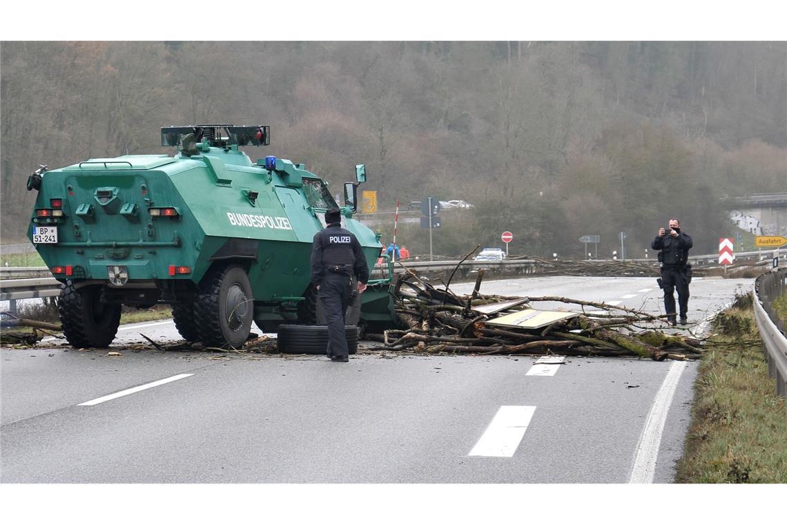 Mehrere Bundesstraßen wurden zeitweise blockiert.