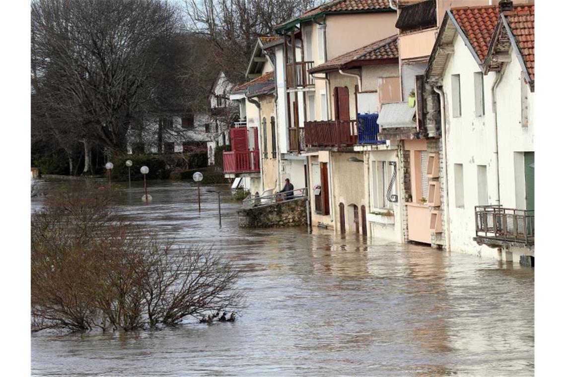 Mehrere Départements wurden wegen der Stürme in erhöhte Alarmbereitschaft versetzt. Foto: Bob Edme/AP/dpa