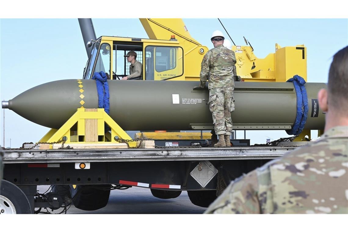 „Drecksarbeit“ – Merz hat es treffend formuliert Mehrere dieser tief in der Erde gebaute Bunker brechende Bomben vom Typ GBU-57 warfen die USA über drei Nuklearanlagen im Iran ab.