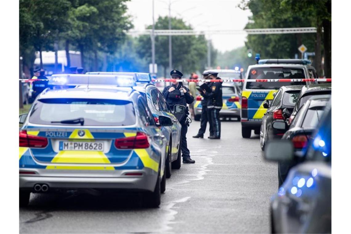 Mehrere Einsatzfahrzeuge der Polizei sichern den Tatort. Foto: Matthias Balk/dpa