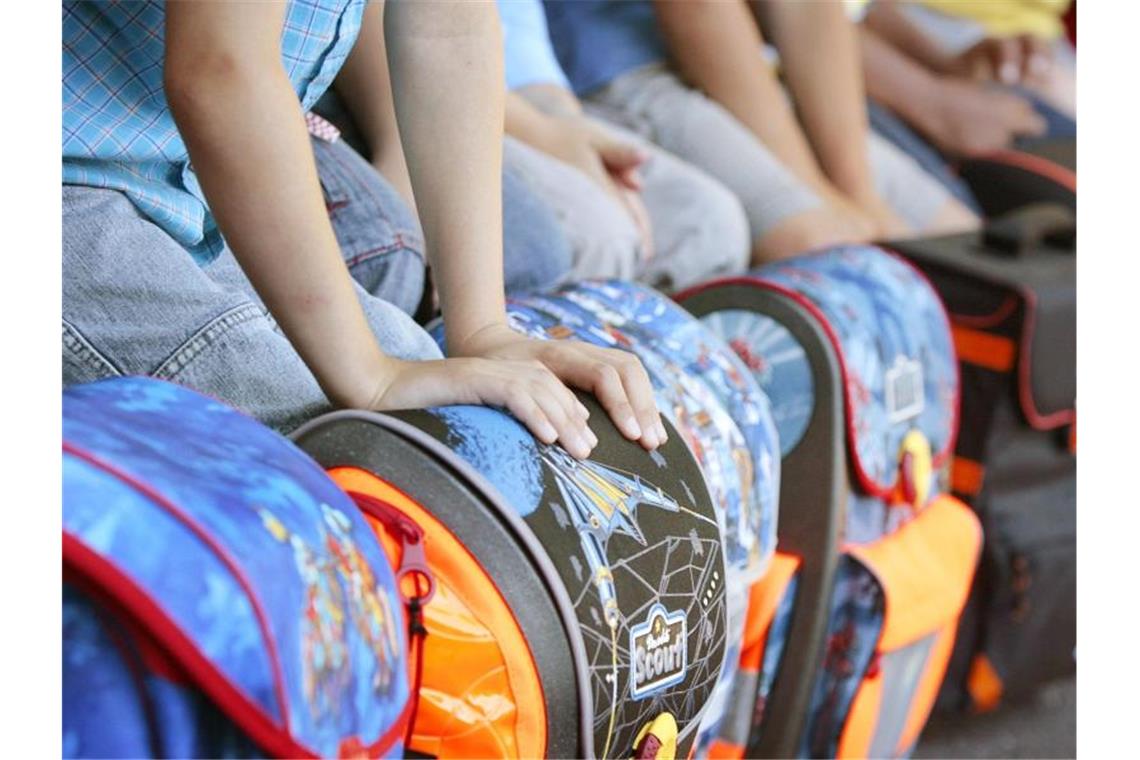 Bei neuem Einschulungs-Stichtag zeichnet sich Konsens ab Mehrere Erstklässler warten auf ihre Einschulung in eine Grundschule. Foto: David-Wolfgang Ebener/Archivbild