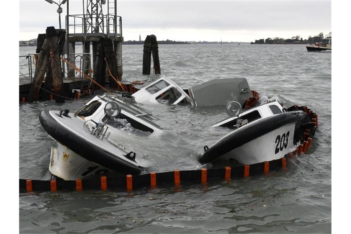 „Apokalyptische Zerstörung“: Hochwasser verwüstet Venedig Mehrere Fähren im Hafen der norditalienischen Stadt sind teilweise gesunken. Foto: Luigi Costantini/AP/dpa