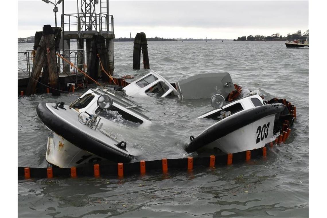 Mehrere Fähren im Hafen der norditalienischen Stadt sind teilweise gesunken. Foto: Luigi Costantini/AP/dpa