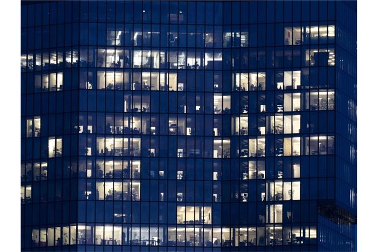 Mehrere Fenster im Prime Tower Bürogebäude sind In Europa setzen bisher nur einige Staaten auf strenge 2G- oder 3G-Vorgaben. (Archivbild). Foto: Gaetan Bally/KEYSTONE/dpa