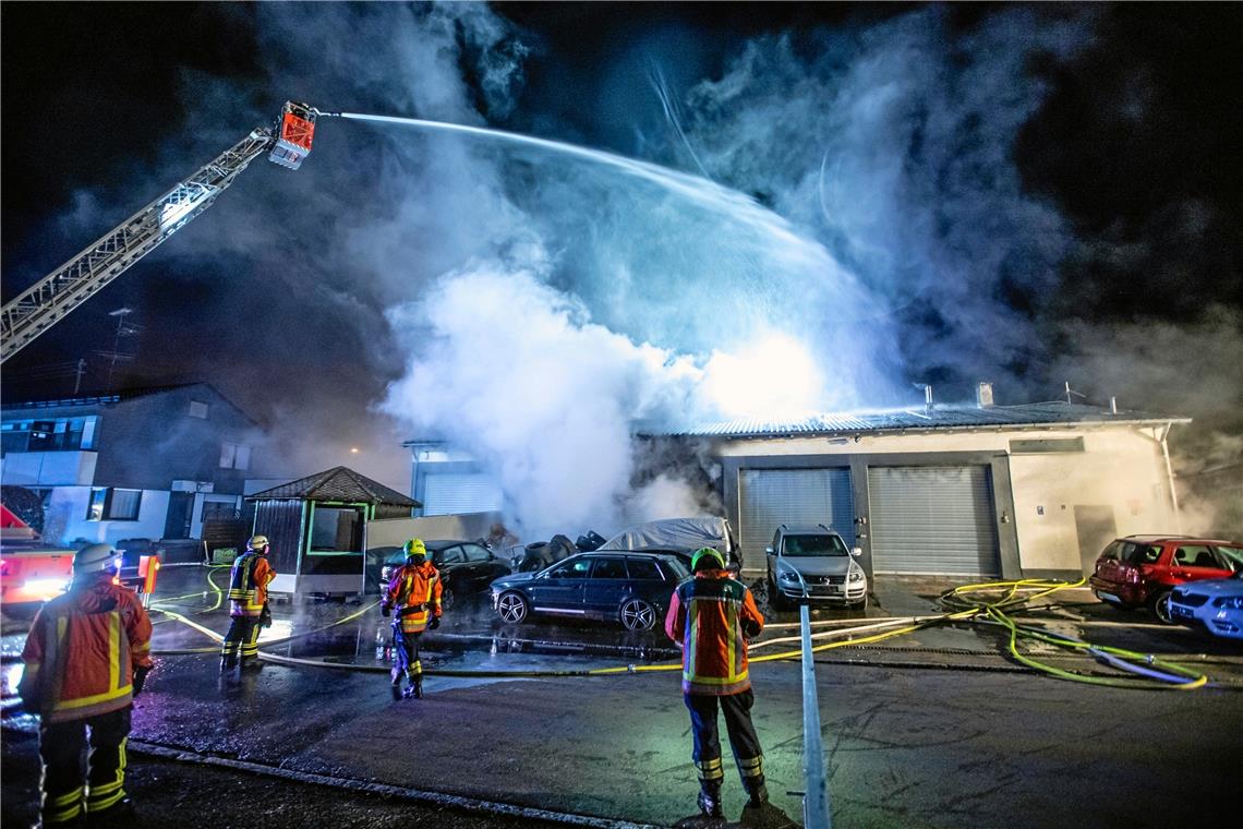 Feuer zerstört Autowerkstatt