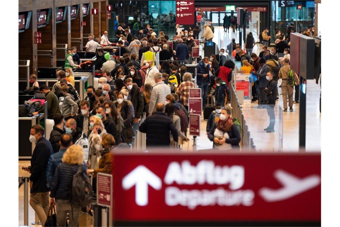 Mehrere Flughäfen in Deutschland erwarten an diesem Wochenende eine weitere starke Reisewelle. Foto: Monika Skolimowska/dpa-Zentralbild/dpa