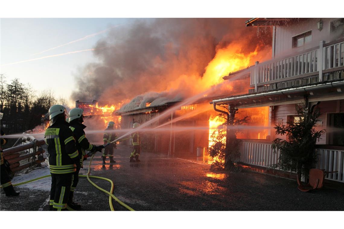 Mehrere Gebäude im Freizeitpark Westernstadt Pullman City in Eging am See in Bayern stehen am Morgen in Flammen.
