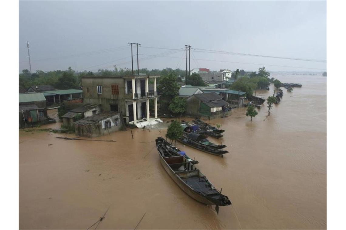 Mehrere Häuser des Dorfes Quang Tri stehen unter Wasser. Bei anhaltendem Regen und schweren Überflutungen in Vietnam sindzahlreiche Menschen ums Leben gekommen. Foto: Ho Cau/VNA/AP/dpa