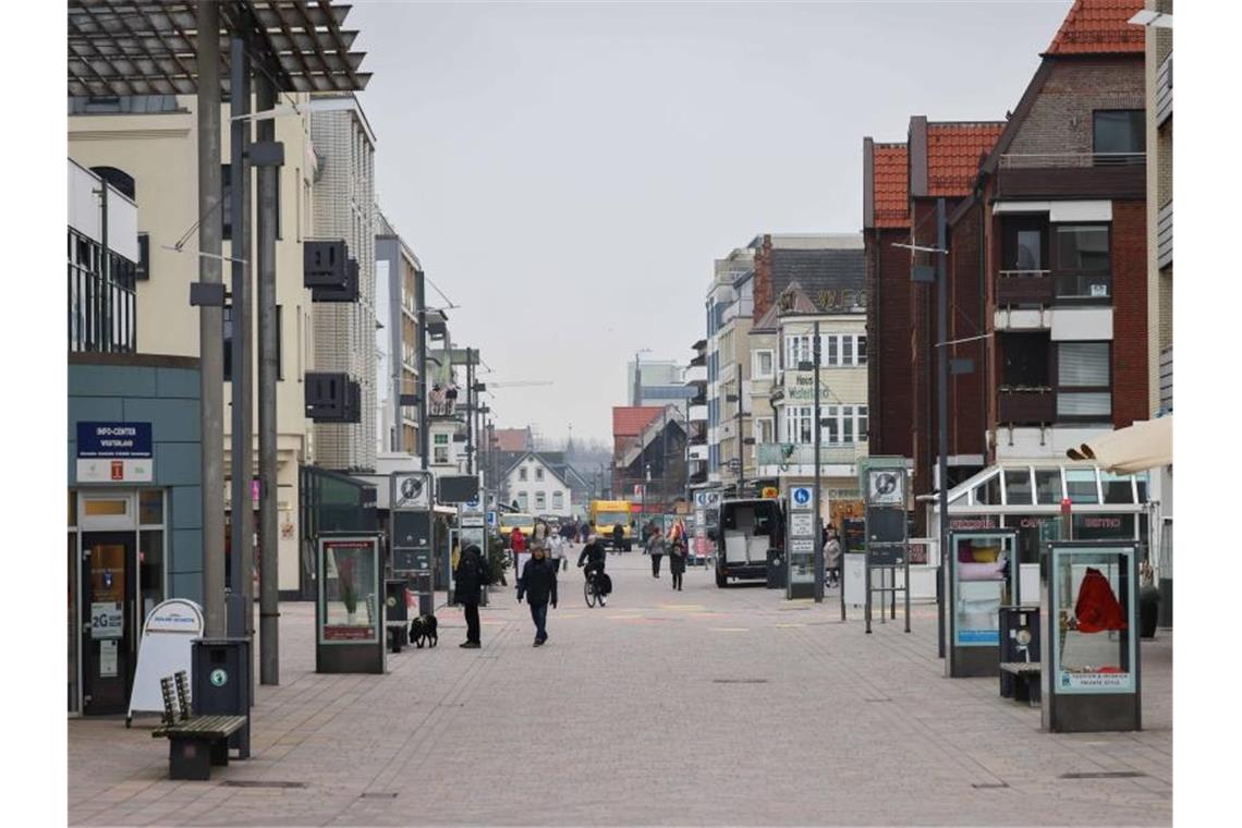 Corona-Ausbruch nach Party: Gäste mit falschen Impfpässen? Mehrere Hotels und Gaststätten auf Sylt haben angesichts der rasant steigenden Corona-Zahlen vorläufig geschlossen. Foto: Christian Charisius/dpa