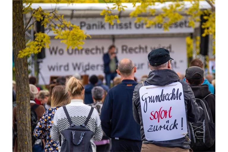 Mehrere Hundert Demonstranten fordern bei einer Kundgebung in Schwerin eine Abschaffung der Corona-Einschränkungen. Foto: Jens Büttner/dpa-Zentralbild/dpa