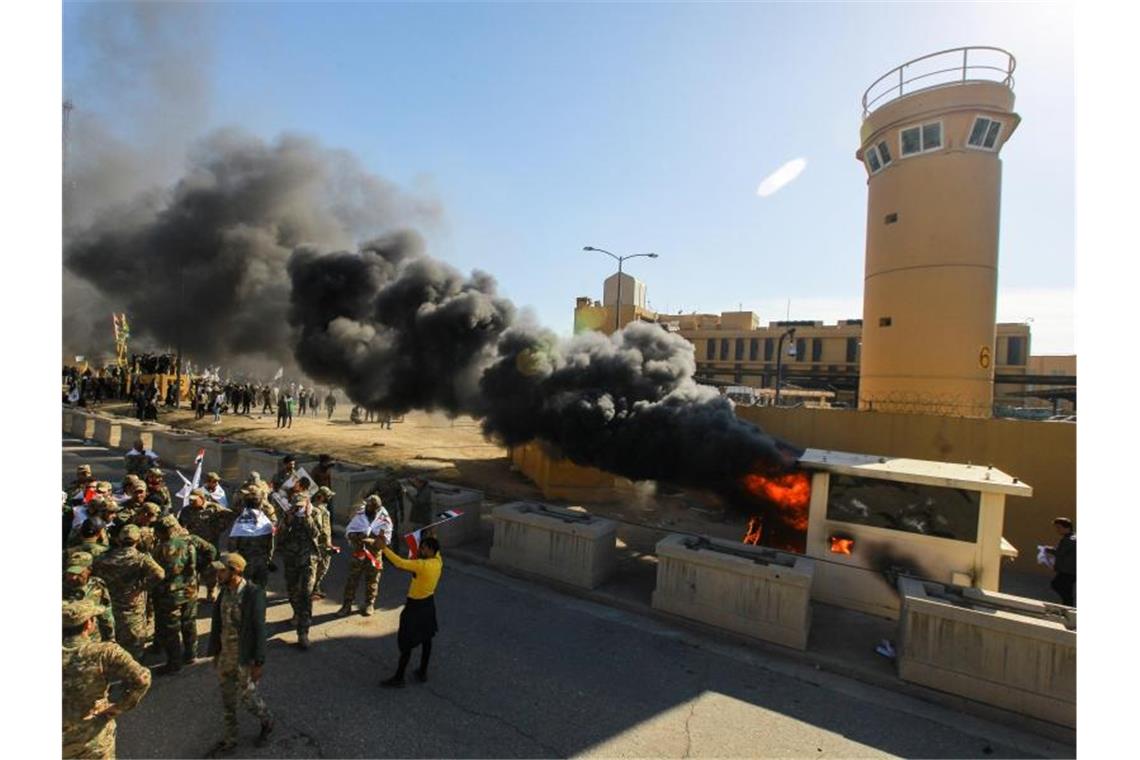 Sturm auf US-Botschaft im Irak Mehrere hundert Demonstranten haben die US-Botschaft in der Hauptstadt Bagdad attackiert. Foto: Ameer Al Mohmmedaw/dpa